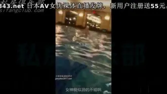 Ramasser une fille célibataire à la piscine de l'hôtel ! La nature déesse l'invite dans la salle pour le sexe : le troisième point est super rose (version complète du premier épisode)