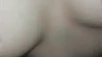 Excelente bienestar-2 hombres transmitidos en vivo no dudaron en tomar a sus hermosas novias y turnarse para follarlas con fines de lucro. La hermosa mujer con una computadora portátil tiene buena cara y buena figura, y fue follada duro.