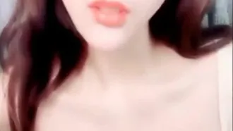 La presentadora de belleza de nivel escolar Yan Xi ~ mostró sus hermosos pechos durante su primera transmisión en vivo ~ Desde ser reservada al principio ~ hasta lucirse más tarde ~ atrayendo a su padrino para sacudir su coño salvajemente ~