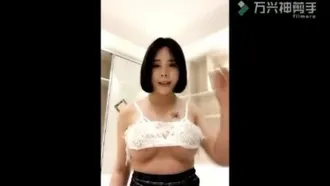 Video de Mina-chan vistiendose, mostrando sus grandes pechos, sacudiendo los senos y moviendo el coño, sacudiendo su coño ~