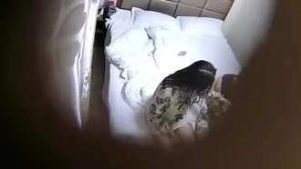 Un jeune couple à quatre yeux s'est installé dans une chambre d'hôtel et a fait l'amour. La grosse copine blanche au gros cul a joué avec une bonne bite et les pieds blancs. Ils ont également joué plusieurs fois avec la position classique et ont gémi délicatement.