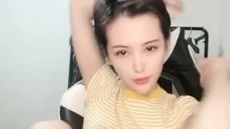 The handsome short-haired girl spreads her pussy open on the chair in a close-up. She raises her legs and exposes her pussy in a close-up. She touches it a few times and the white juice comes out. It is very tempting. If you like it, don’t miss it.
