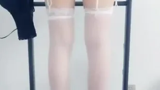 Uma garota sexy e bonita [Meias controladas pela lambida dos pés] Uma enfermeira com meias de seda branca sexy é seduzida na esteira. Ela torce as nádegas gordas e levanta as nádegas.