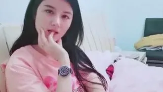 A beautiful young woman with good looks is tempted to masturbate. She strips naked on the bed and inserts a vibrator into the vibrator to rub her clitoris. It is very tempting. If you like it, don’t miss it.