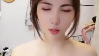 The cute little platform (formerly Kawaii) has a live broadcast show of the beautiful anchor Yi Ni. She has a great figure. She is posing and taking a bath. It is very tempting.