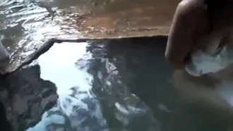 素人が露天風呂で撮影した動画をYOUTUBEにアップしています！他人の「黒いナツメの真実」も流出：ビデオはバックアップされている