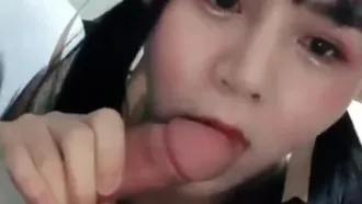 My girlfriend used my dick as a prop during a video chat with a netizen!