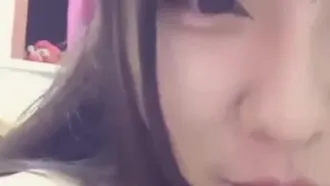 Mulher local de alta qualidade Bao Di esfrega os seios e expõe sua buceta em uma selfie. O que é o líquido branco?