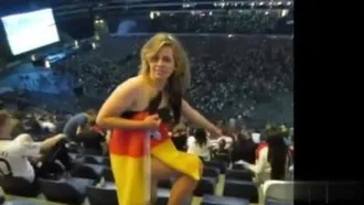 [世界盃精选]德国最强！妹子看足球直接全裸为国家吶喊！奶头出来观赛：赢球的话要来一砲吗？