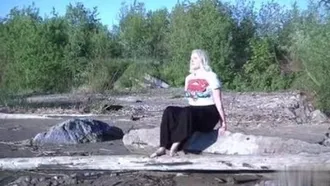 [Europe and America] I heard the sound of the stream~ A fair-skinned woman took off her pants by the river~ Sunbathing and peeing~
