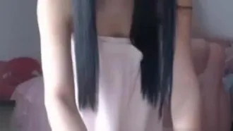Vidéo de la station CB, la déesse aux longues jambes aux bas noirs Baidu, Murong Anni, montre ses longues jambes et sa silhouette sexy avec des accessoires insérés dans son vagin