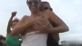 ¡Carnaval tetona! Una chica y una chica bailaban y se besaban apasionadamente, semidesnudas. Ella se sujetaba los pechos con ambas manos, pero un hombre los abrió a la fuerza: estaba mareada y muy grande.