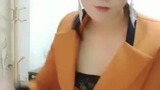 A beautiful and slender girl with good looks and her cousin are doing live broadcasts and they frequently do big tricks~ She smokes in her pussy and does handstands and gets fucked~ She pumps her pussy so hard in various positions that her pussy turns red!!