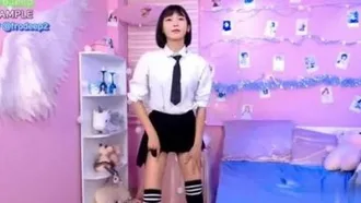 [Europe and America] The pretty girl with short hair keeps lifting her skirt and rubbing her clothes ~ the mysterious body under the uniform!!