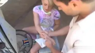 Белый мужчина делает массаж