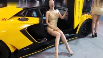 Un mannequin aux gros seins ne portait pas de sous-vêtements au Salon de l'auto de Chengdu. Lorsqu'elle ajustait son soutien-gorge, le bas de sa jupe était exposé et ses poils pubiens lubriques étaient clairement visibles à travers les collants.