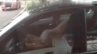 Súper locos, un hombre y una mujer en Guangzhou se desnudaron al costado de la carretera a plena luz del día y tuvieron relaciones sexuales mientras la gente en el auto de al lado seguía filmando.