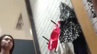 Una belleza con cuerpo de modelo fue fotografiada en secreto probándose un nuevo sujetador en el probador del centro comercial Baima en Guangzhou.