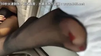 Sister Sirui was taken care of by a wealthy man with a black dick. She was teased with her sexy black stockings and beautiful legs in the car, and then she was taken back to the hotel and had a passionate fight without a condom and was creampied.