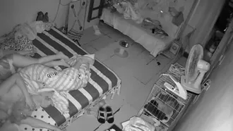 En septembre, une vidéo récemment divulguée de la webcam domestique piratée de Qiba montre un jeune couple partageant une chambre avec plusieurs chiots. L'odeur doit être très forte.