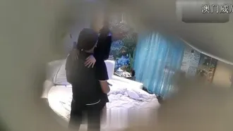 Filmare di nascosto una bellissima studentessa universitaria che entra in una stanza con il suo nuovo fidanzato