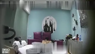 Un uomo con quattro occhi e la sua ragazza sono stati filmati di nascosto mentre facevano il check-in in una stanza di un hotel a tema