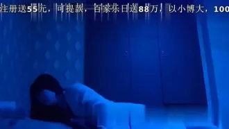 Une caméra infrarouge filme secrètement un couple en train de faire l'amour à la maison
