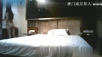 Filmare di nascosto una prostituta in un hotel con una prostituta con una gonna corta sexy