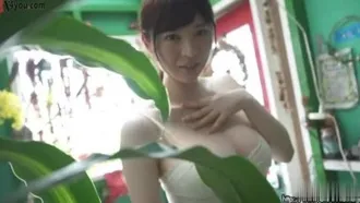 [Japan] The big-eyed Sakura girl strips off her clothes in public~throws up her bra~