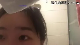 Secretly filming my sister taking a shower!! It turns out the camera has been installed in the bathroom for a long time!!