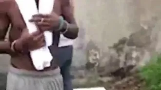 [Africa] Il fantastico cazzo grosso rende le ragazze tettone incapaci di trattenersi!! Va bene che mangino tutti insieme!!