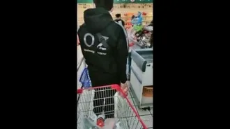 La profesora de inglés obligó a Rise a usar un vibrador mientras compraba en Carrefour~ Se lió con un joven y se peleó en casa~ ¡¡Era tan sexy pero pensó que él era demasiado rápido!!