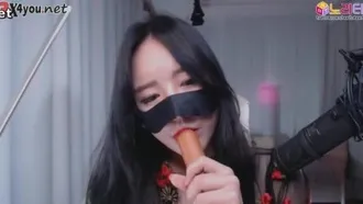 [Korea] The anchor with beautiful breasts showed off her fair skin and good figure~ Picking up hot dogs and constantly teasing the dads in front of the video~