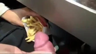 [Europe and the United States] The European and American god eats French fries without ketchup~ He even dipped them in this... I even knelt down when I saw it!!