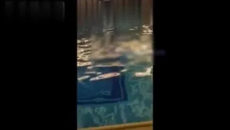 Inicie una conversación con una diosa de 173 cm de altura, piel clara, belleza y piernas largas en la piscina de aguas termales de un resort.