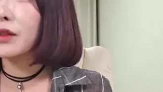 [Corea] ¡¡Me emociono cuando veo la vara!! ¡¡La linda presentadora juega con su coño!!