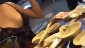 Последний скандал: сексуальная девушка в марле ест утку, напивается и играет с ней, показывая грудь, придерживая левую грудь и что-то бормоча. Это просто тело.