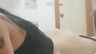 Un mec diffuse en direct sa petite amie tatouée dans diverses poses pour que les membres puissent la regarder dans un but lucratif