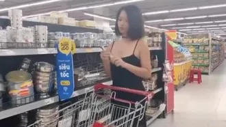 いたずらな女の子は下着を着けずにスーパーマーケットに行き、黒いシルクのスカートをたくし上げて家具を購入し、オナニーするのが待ちきれませんでした。