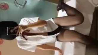 Ragazza carina con un sugo di carne - uniforme di calze nere