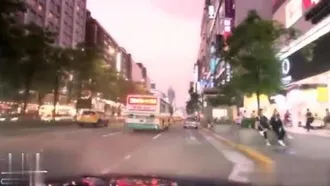 Les voitures cahotaient devant un grand magasin très fréquenté. La ville entière était un champ de bataille pour la belle fille Mumu.