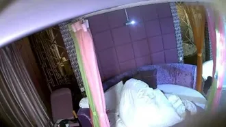 The young man took his girlfriend to a room and had sex, taking turns on top of it. His girlfriend’s screams were very lewd.