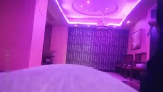 Guangdong Sauna Club selected a sexy beauty in a butt-covering skirt for 1,600 yuan. The man was so good at fucking that the beauty couldn't bear it. He jumped off the bed and pulled her up to fuck her. The dialogue was clear!