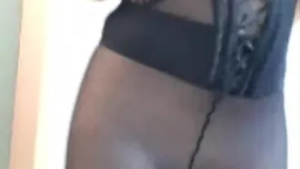 Uma garota bonita com tatuagens nas costas está usando lingerie sexy e meias pretas. Ela está no sofá com a bunda levantada, fazendo um boquete na amiga sexual e montando-a por cima. não perca.