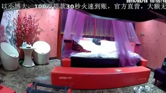 The latest leaked footage of a love hotel luxury room was secretly filmed. A college couple who came to check into the room without classes in the afternoon are quite good at having fun and probably watch action movies a lot.