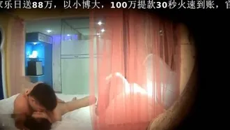 Un beau mec en culotte rouge a été filmé dans un hôtel-boutique en train d'essayer des techniques audiovisuelles pour baiser sa petite amie mince, ce qui était trop pour elle.