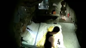 A special small hotel secretly filmed a busty girl with glasses and a young male colleague in a cave room with clear dialogue.