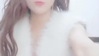 [Se filtró presentadora china] Una chica guapa se toma un video selfie y usa un vibrador para masturbarse y su figura no es inferior a la de una chica de un concurso de belleza.