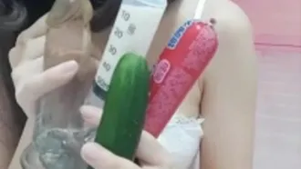 A beautiful girl puts on a masturbation show by inserting a foreign object~very mature charm~playing with her pink pussy to the music~anything like sausage, ham, cucumber can be used