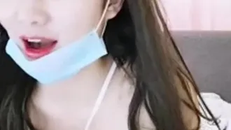 A good-looking Hunan girl with glasses and sexy outfits seduces people with various sex toys. She masturbates for a long time and hasn’t climaxed yet. She tells her brother that she wants a big cock to penetrate her pussy when she climaxes (showing her face the whole time).
